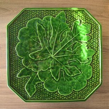 Alzata in ceramica verde con decoro foglie in rilievo - Bassano