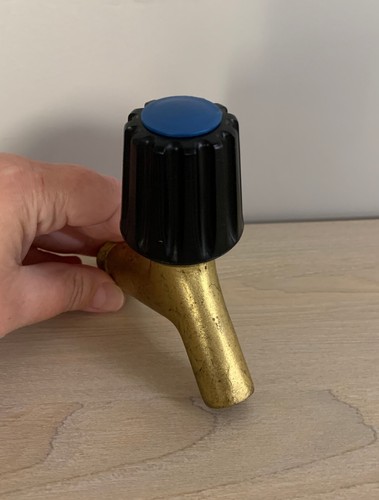Vecchio rubinetto acqua ottone