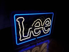 NEON LED, INSEGNA  LUMINOSA DI LEE JEANS.(DOPO) KEITH HARING. SCRITTE