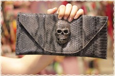 clutch skull* Pochette busta a mano simil pelle pitonata con teschio e strass