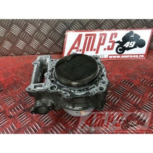 Cylindre avec piston arrière