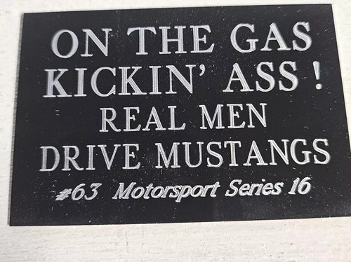 Sul culo kickin - gas!, insegna