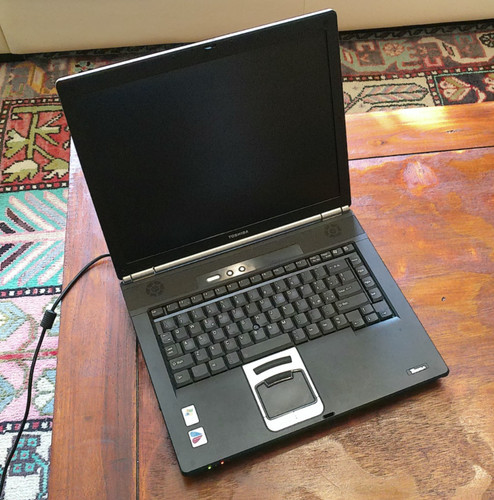 Retro windows laptop - windows,