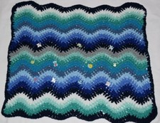 Copertina neonato uncinetto a zigzag 70x75, toni blu, bottoni animali, lana baby