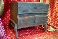 mobiletto ,comodino indiano in legno e metallo