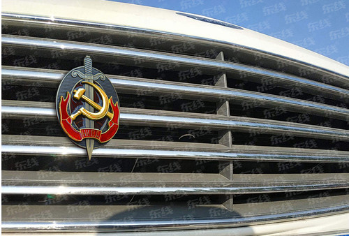 Adesivo logo auto colla