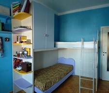 Letto a soppalco con letto singolo,armadio a due ante.Angoliera libreria a giorn