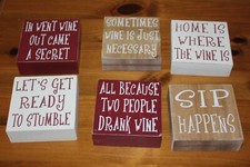 INSEGNA BLOCCO LEGNO, TEMA