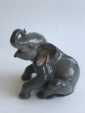 Grande elefante in porcellana