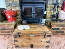 Antica cassapanca in pino, baule portaoggetti vintage in legno, scatola coperta, tavolino. CHIAVE