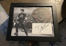 Dave Grohl Foo Fighters autografato firmato 8x10 incorniciato display pagina libro Nirvana