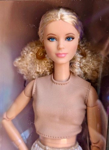 Barbie signature basics model - barbie,