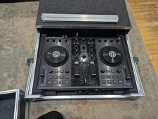 Traktor Kontrol S2 Controller DJ + Flight Case/Stand Glide Platform ODYSSEY