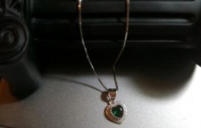 COLLANA CUORE IN ORO BIANCO 18 KT. TIT. 750 CON SMERALDO E BRILLANTI.