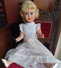 Antica bambola vintage anni 50 in celluloide con vestito in tulle bianco - 76 cm