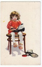 Bimba che lustra le scarpe -