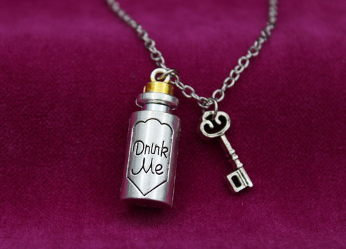 Collana bottiglia latte chiave