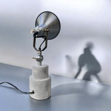 Lampada da tavolo regolabile postmoderna simile a Sottsass di Phase2