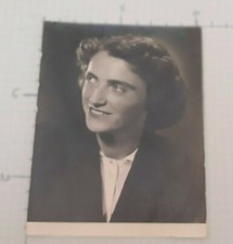 VECCHIA FOTO DI GIOVANE DONNA