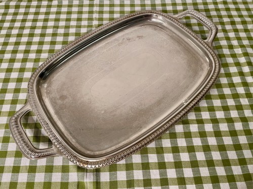 Grande vassoio ovale cesellato