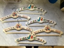 Lotto di 6 (sei) grucce vintage abiti da bambini con Aristogatti e Qui, Quo Qua