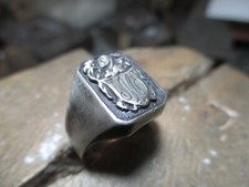 ANELLO UOMO SCUDO con  INCISIONE a mano del INIZIALE in ARGENTO 925/1000