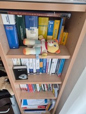 Cameretta ragazzi. Colore crema, verde pastello. 5 ante, 6 cassetti, scrivania. 