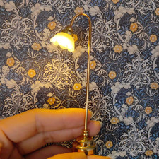 Lampada da terra casa delle bambole luce batteria paralume fiori base oro scala 1:12 miniatura