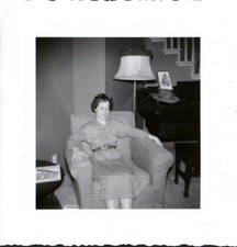 Foto vintage 1956 ritratto bianco e nero donna seduta poltrona