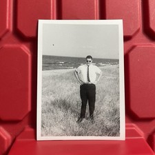Uomo in piedi sulla spiaggia