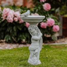 Ragazzo con abbeveratoio per