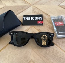 Occhiali da sole Ray-Ban Wayfarer montatura classica nera lenti verdi 50 mm