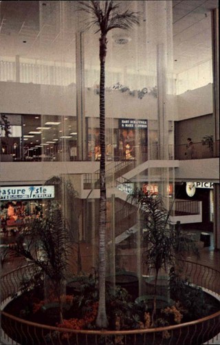 Canoga park topanga plaza - canoga,