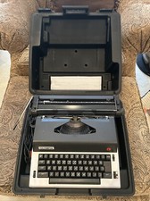 MACCHINA DA SCRIVERE ELETTRICA OLYMPIA INTERNATIONAL X-L12 CON CUSTODIA - Funzionante, BELLISSIMA!!!