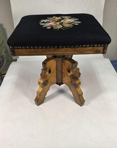 Antico sgabello pianoforte