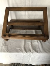 Leggio da tavolo in noce girevole e ripiegabileappoggiato su quattro piedini...