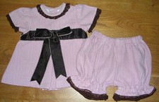 Abito e fiori rosa marrone