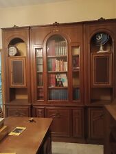 Libreria a parete in legno massello e vetrine