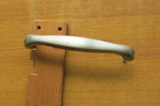 VECCHIA MANIGLIA IN ALLUMINIO E VITI IN FERRO PER PORTA O PORTONE O MOBILI VARI 