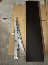 Mensola colore marrone/nero con supporto per muro