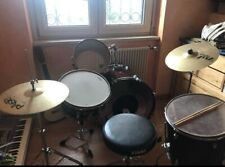 Batteria usata perfetta per principianti con charleston, crush e sgabello nuovi.