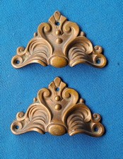 2 Maniglie antiche in ottone lavorato vintage per mobili comodini d’epoca