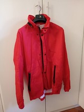 Giacca a vento rossa della Black Sun, con stacchi in nero