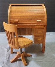 Scrivania e sedia girevole con