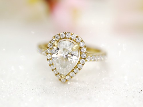 Anello aureola diamante pera