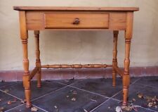 Tavolo color marroncino chiaro da studio con cassetto 