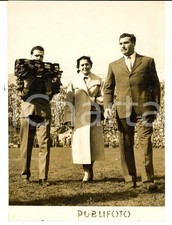 1955 CALCIO MILAN-INTER Irene CAMBER e Adolfo CONSOLINI portano maglie MOVIL