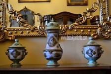 Tris di vasi albarello con coperchio firmato Deruta del XX secolo