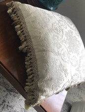 Cuscino d'arredamento raso di seta avorio quadrato cm 60x60 con nappine- nuovo