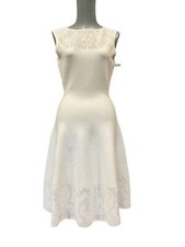 Abito smanicato tubino svasato